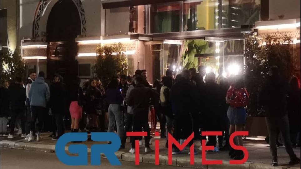 «Έφοδος» της Αστυνομίας για συνωστισμό έξω από καφέ – μπαρ