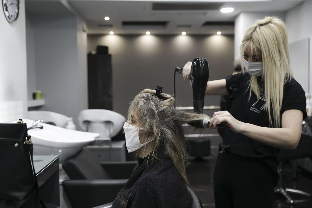 Αντίστροφη μέτρηση για το άνοιγμα λιανεμπορίου και κομμωτηρίων