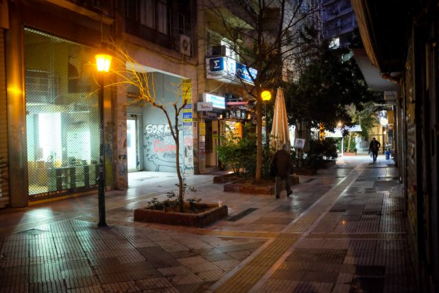 Ενα βήμα πριν το lockdown – Τα σενάρια για SMS και απαγόρευση κυκλοφορίας