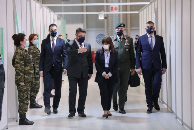 Ο Χαρδαλιάς ξενάγησε την Σακελλαροπούλου στο εμβολιαστικό κέντρο του Ελληνικού