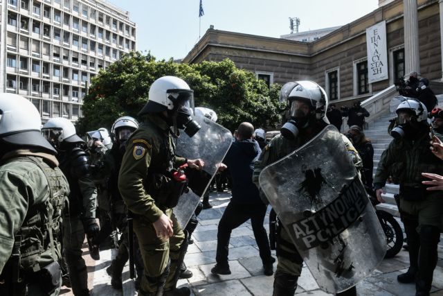 Η αποστομωτική απάντηση της μητέρας δικηγόρου στον αστυνομικό που την αποκάλεσε π@@τ@ν@