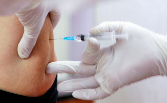 Ο Ηλίας Μόσιαλος βάζει τέλος στις θεωρίες συνωμοσίας περί εμβολίου και θανάτων