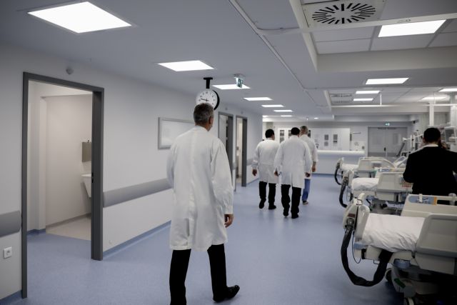 Κοροναϊός : Δραματικές ώρες στις ΜΕΘ των νοσοκομείων της Αττικής