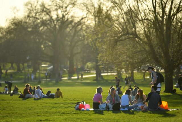 «Χαρούμενη Δευτέρα» στη Βρετανία με γυμναστική σε εξωτερικούς χώρους