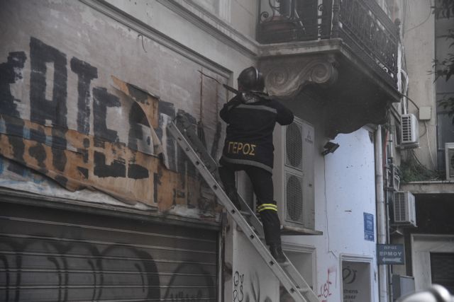 Στις φλόγες τυλίχθηκε κτίριο στο κέντρο της Αθήνας