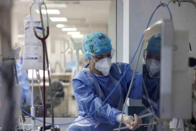 Εμπόλεμη ζώνη τα νοσοκομεία : Διασωληνωμένοι στην αναμονή για ΜΕΘ – Προς επίταξη ιδιωτών γιατρών