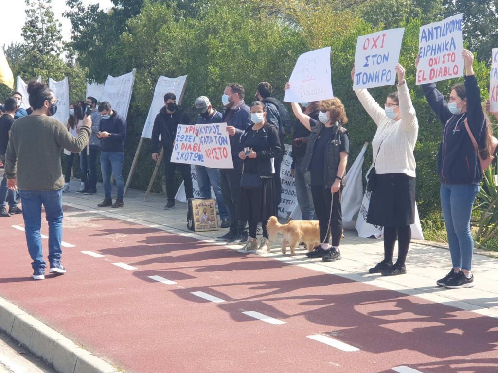 «El diablo» : Εκδήλωση διαμαρτυρίας…κατά του «El diablo» έξω από τα γραφεία του ΡΙΚ