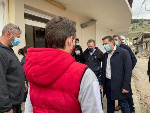 Σεισμός : Επίσκεψη Τσίπρα στα κατεστραμμένα σπίτια στο Δαμάσι Ελασσόνας