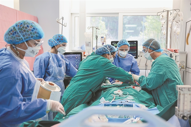 Πληρώνουμε ακριβά Αποκριές, κορωνοπάρτι και διαδηλώσεις