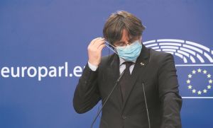 Η Ευρωβουλή ήρε την ασυλία του αυτονομιστή Κάρλες Πουιτζντεμόν