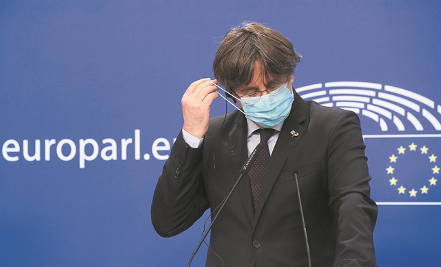 Η Ευρωβουλή ήρε την ασυλία του αυτονομιστή Κάρλες Πουιτζντεμόν