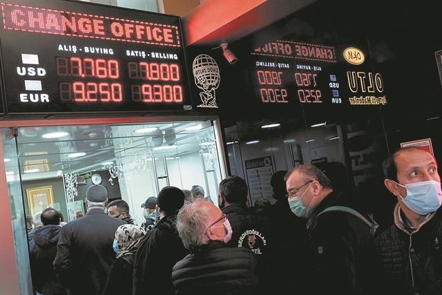 Πιέσεις σε τουρκική λίρα, ξεπουλούν τις μετοχές