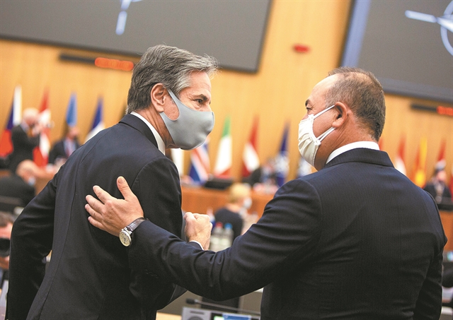 Ο Τσαβούσογλου «μαζεύει» τα πλοία