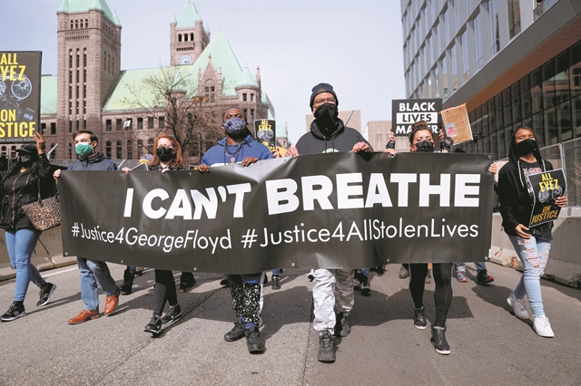 Σε ζωντανή μετάδοση η δίκη του αστυνομικού για τον θάνατο του Τζορτζ Φλόιντ