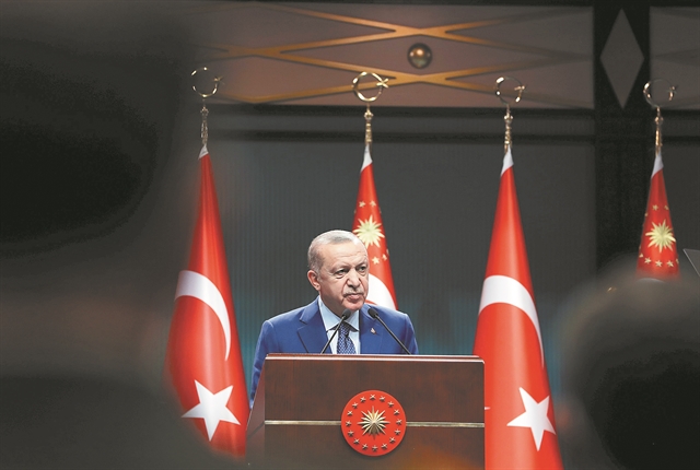 Ανασχηματισμός ή μήπως εκλογές;