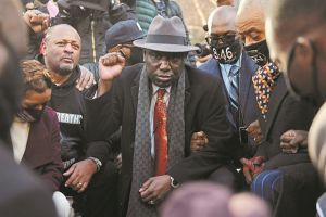 «Τον έριξε κάτωκαι τον συνέθλιψε μέχρι την τελευταία του ανάσα»