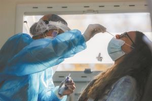 Ασυμπτωματικός ένας στους 2  που μολύνονται από SARS-CoV-2