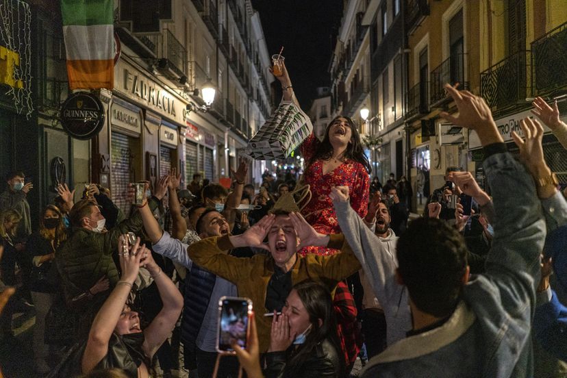Μαδρίτη : Δεκάδες κορονοπάρτι και κοσμοσυρροή στους δρόμους