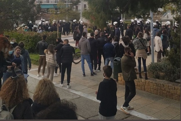 Επεισόδια με αστυνομικούς στην πλατεία της Νέας Σμύρνης