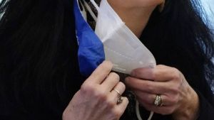 Ποιοι πρέπει να φορούν διπλή μάσκα: Νέες επικαιροποιημένες οδηγίες