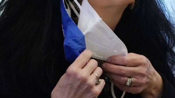 Ποιοι πρέπει να φορούν διπλή μάσκα: Νέες επικαιροποιημένες οδηγίες