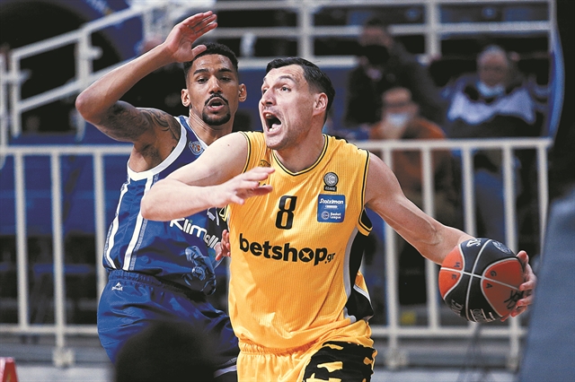 Δεν λυγίζει με τίποτα