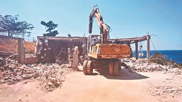 Παγώνουν για οκτώ μήνες οι κατεδαφίσεις αυθαιρέτων σε αιγιαλούς και παραλίες