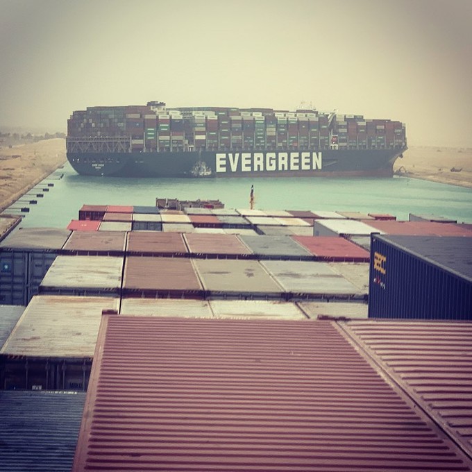 Διώρυγα του Σουέζ : Τεράστια ουρά μετά την προσάραξη γιγαντιαίου πλοίου μεταφοράς εμπορευματοκιβωτίων
