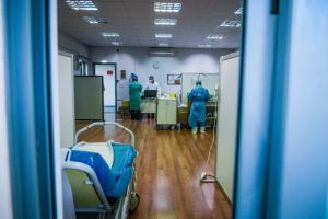 Παθολόγος νοσοκομείου «Γεννηματάς» : Δε θα αντέξει το ΕΣΥ – Να επιταχθούν άμεσα ιδιωτικές κλινικές
