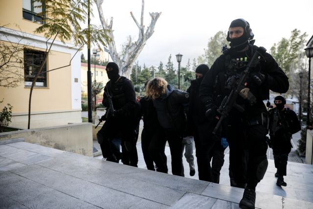 Ποινική δίωξη για τέσσερα κακουργήματα στους συλληφθέντες της επίθεσης στον αστυνομικό | tanea.gr