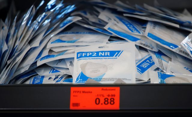 Αποκάλυψη Spiegel: Από εταιρία στην οποία εργάζεται ο σύζυγος του υπ. Υγείας αγόρασε μάσκες η κυβέρνηση Μέρκελ