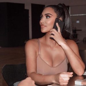 Κιμ Καρντάσιαν : Έτοιμη για «πόλεμο» με μιλιτέρ εσώρουχα και ψηλές μπότες