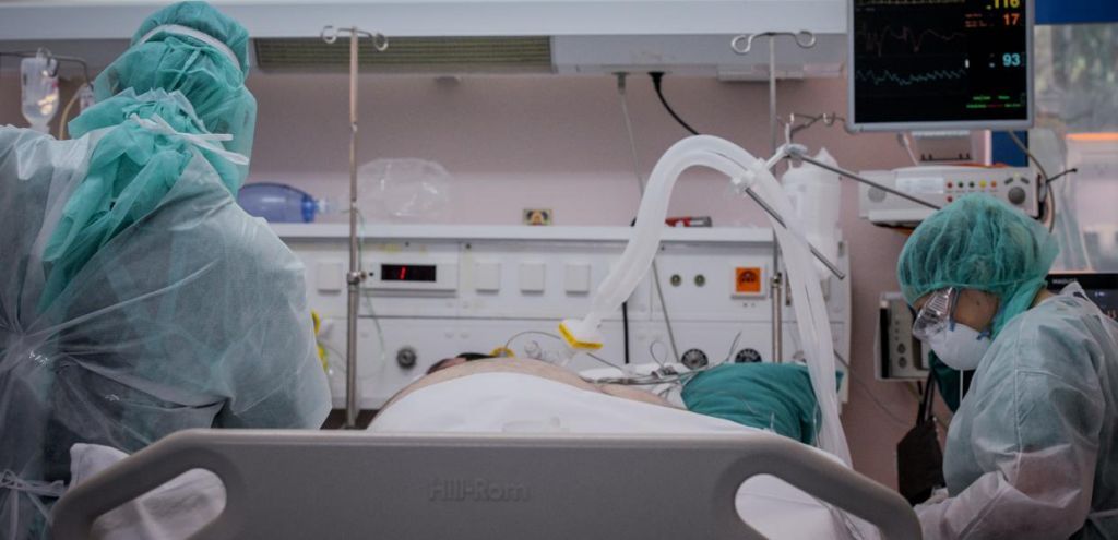 Κοροναϊός : Συνεχίζεται η πίεση στα νοσοκομεία – Νέο θλιβερό ρεκόρ διασωληνωμένων