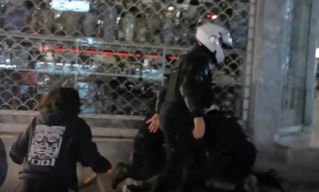 Βίαιες προσαγωγές με ξυλοδαρμούς στη Νέα Σμύρνη