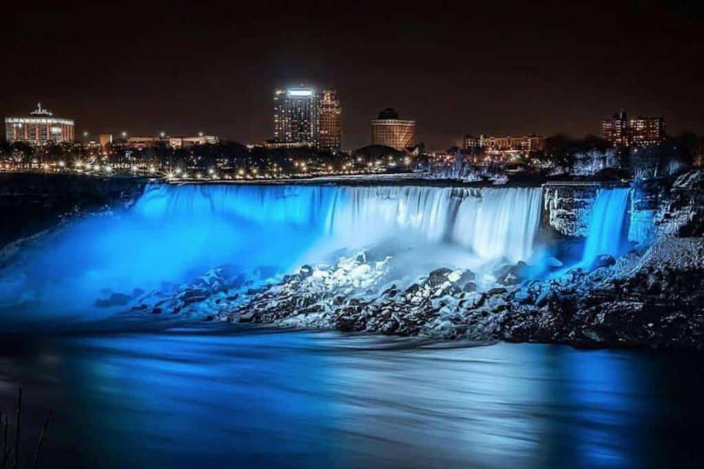 Η ελληνική σημαία κυματίζει σε όλο τον κόσμο