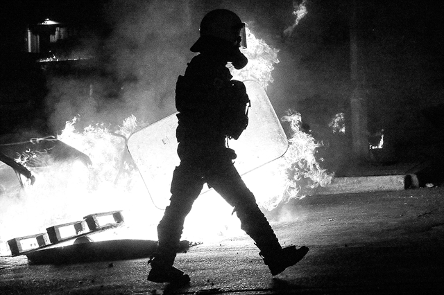 Ανάσες μέσα σε κρότους