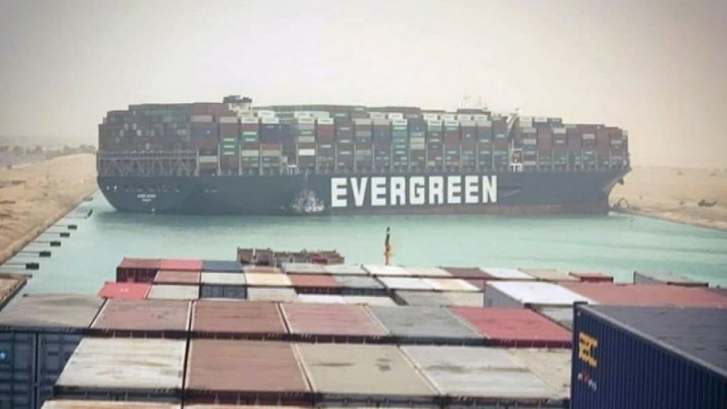 Διώρυγα Σουέζ : Άγνωστο πότε θα αποκατασταθεί η ναυσιπλοΐα