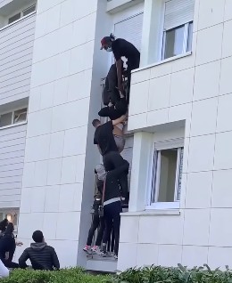 Γαλλία : Έσωσαν από τις φλόγες γονείς και βρέφος σχηματίζοντας ανθρώπινη σκάλα