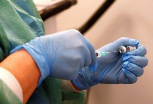 Προσοχή! Κίνδυνος για τέταρτο κύμα τον Δεκέμβριο με τους αρνητές του εμβολιασμού λέει ο Μόσιαλος