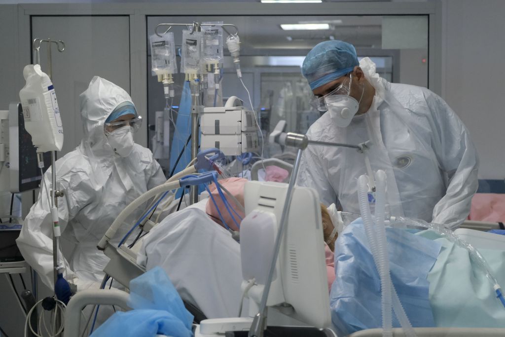 Κοροναϊός : Σκηνικό πολέμου στα νοσοκομεία λόγω μεταλλάξεων – Γεμίζουν επικίνδυνα οι ΜΕΘ