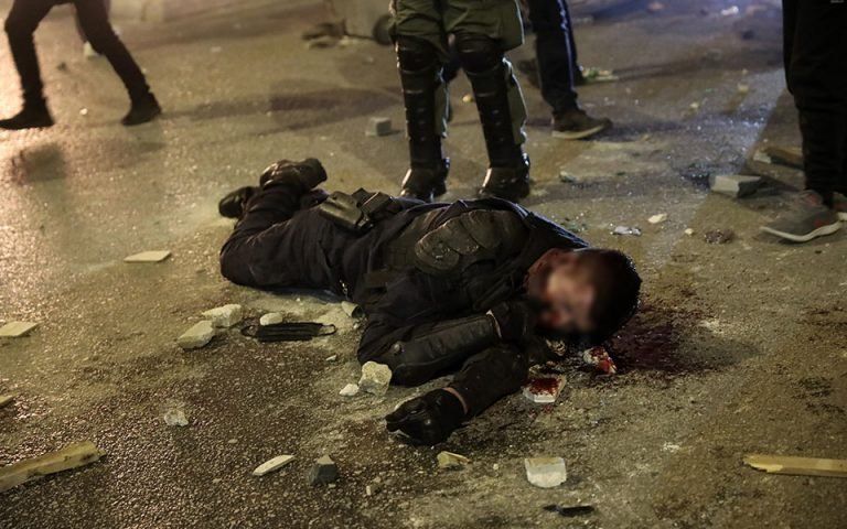 Στην ανακρίτρια ο αστυνομικός που ξυλοκοπήθηκε στη Νέα Σμύρνη – «Ήθελαν να τον σκοτώσουν» λέει ο δικηγόρος του | tanea.gr