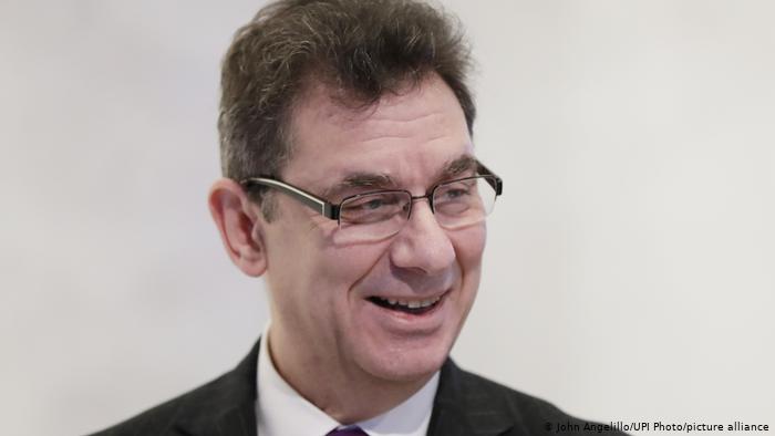 Εμβολιάστηκε ο Θεσσαλονικιός GEO της  Pfizer Άλμπερτ Μπουρλά