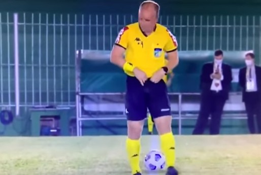 Το είδαμε κι αυτό! Διαιτητής δεν πρόλαβε να πάει στην τουαλέτα και τα «έκανε» πάνω του – Απίστευτο βίντεο