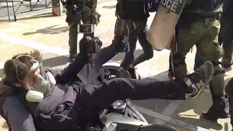 Συγκέντρωση για Κουφοντίνα : Αστυνομικός σπρώχνει βίαια φωτορεπόρτερ