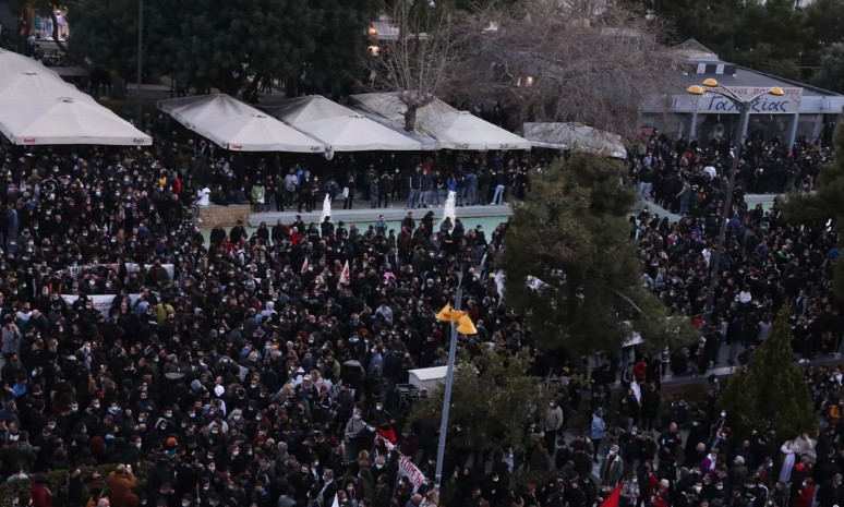 ΝΔ για έκρηξη κρουσμάτων στη Ν. Σμύρνη: Όσοι διοργανώνουν συναθροίσεις ρισκάρουν τη δημόσια υγεία