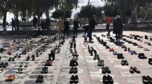 Στα όριά τους οι έμποροι σε Πάτρα και Κρήτη – «Κρέμασαν» τα παπούτσια τους σε ένδειξη διαμαρτυρίας