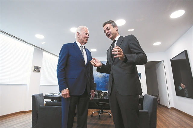 Eνα τηλεφώνημα με τρία μηνύματα