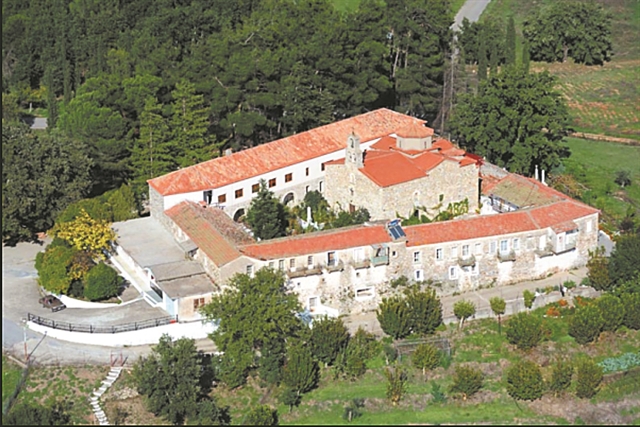 Καταρρέει η ιστορική Μονή Καλτεζών