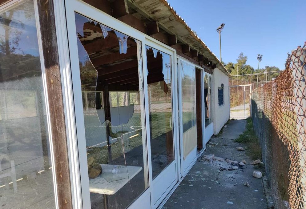 Βανδαλισμοί και σοβαρές ζημιές στο δημοτικό γήπεδο της Σταμάτας στον Διόνυσο