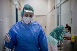 Κατάσταση συναγερμού με 506 στις ΜΕΘ και 51 θανάτους